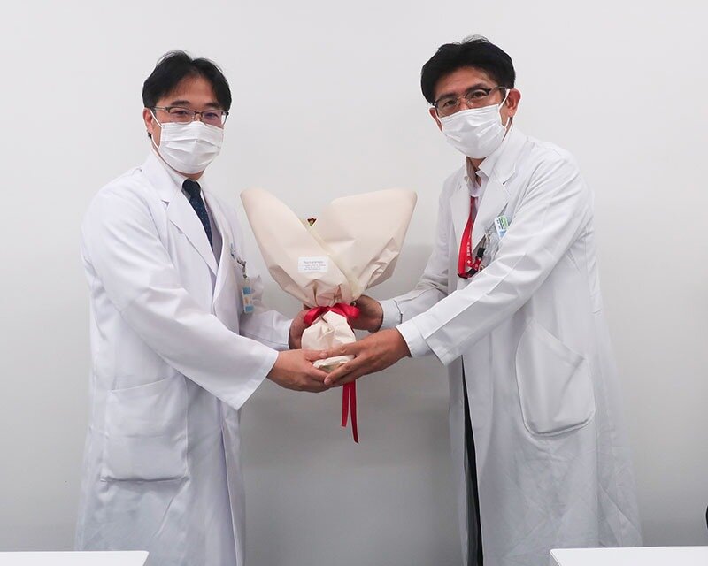岡志郎教授から河岡友和外来医長へ花束の贈呈。