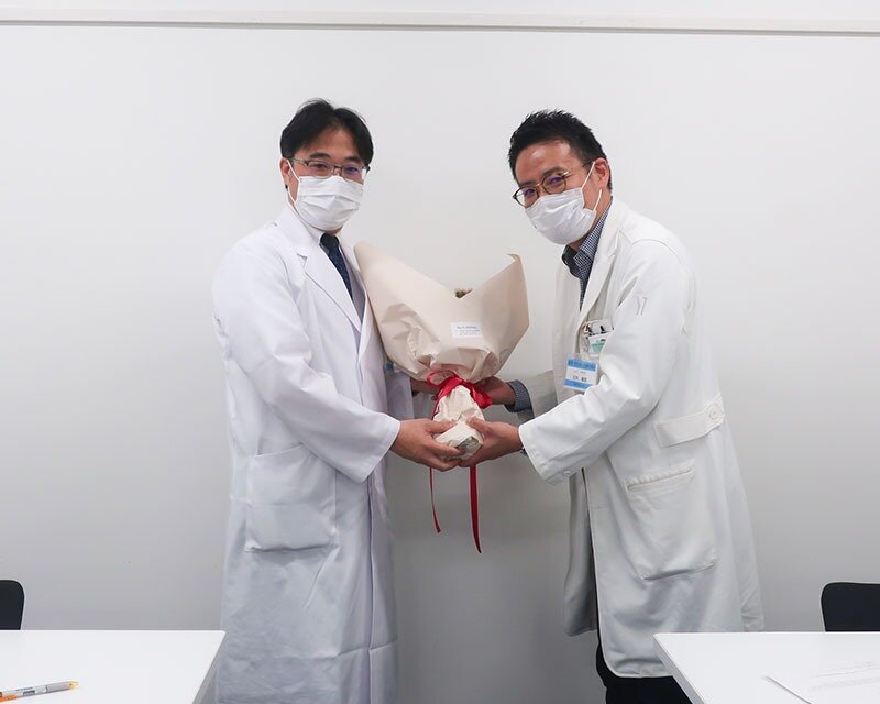 岡志郎教授から石井康隆病棟医長へ花束の贈呈。